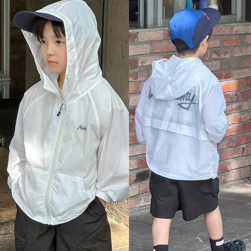 (GIÓ MỎNG 1 LỚP) ÁO KHOÁC GIÓ MỎNG ĐI NẮNG CÓ MŨ LƯNG CHỮ MÀU TRẮNG PHONG CÁCH DỄ THƯƠNG CHẤT MỀM MÁT MẶC HÈ CHO BÉ TRAI VÀ BÉ GÁI