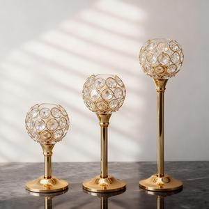 Un juego de 3 portavelas con cristal en oro rosa y plata, perfecto como centros de mesa para bodas, fiestas y diversos eventos. Crea una atmósfera romántica para las mesas de comedor y la decoración del hogar. Velas no incluidas.
