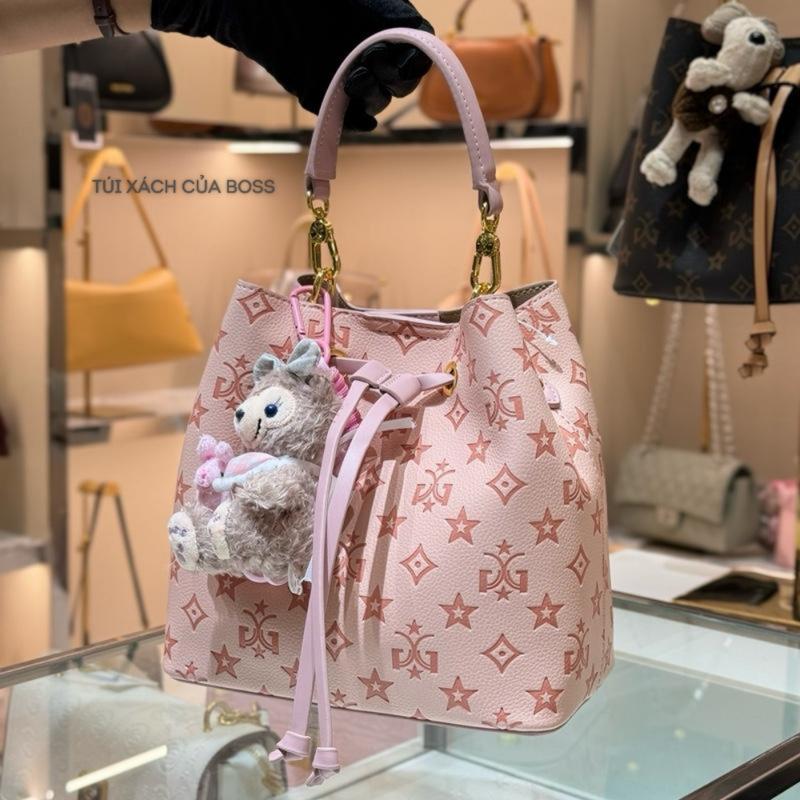 Túi Store MISS GAIL HongKong thiết kế sang chảnh, thời thượng, kèm gấu xinh, phù hợp mọi phong cách. Xách tay/ đeo chéo. Màu Hồng - MG6993-2