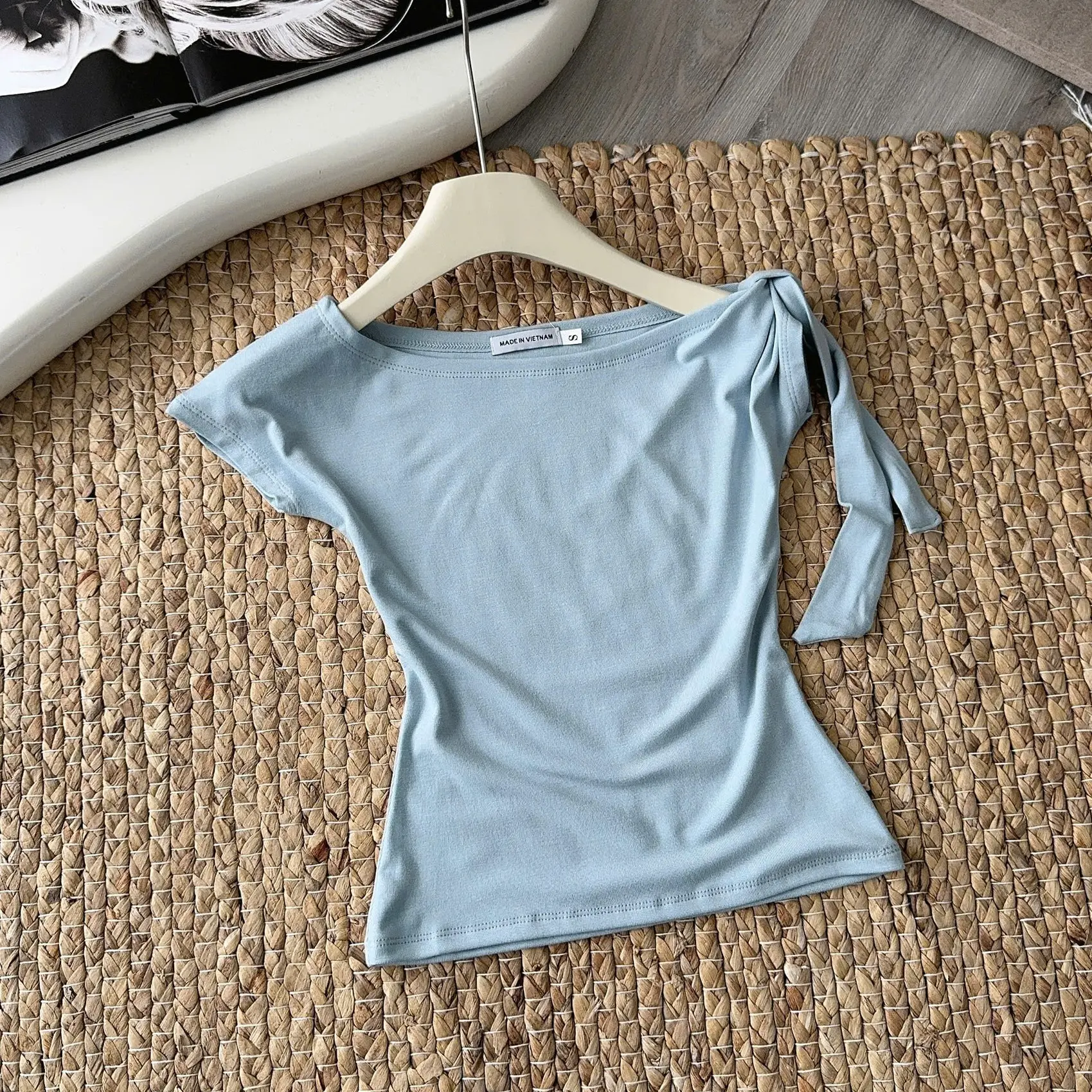 HL13 Áo thun nữ trễ vai chất liệu thun zip ôm body thiết kế thắt nơ vai aophongnu aophongbasic thoitrangnu thoitrangtre outfitnu phongcachhanquoc | BigBuy360 - bigbuy360.vn