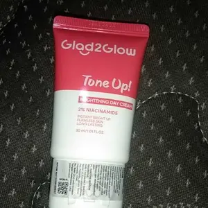 [Hot] Glad2Glow Tone Up Cream-Brightening Day Cream Niacinamide Panthenol Hyaluronic Acid Pelembab Harian Tone Up Instant Mencerahkan Kulit Meratakan Warna Kulit Menyamarkan Kemerahan Texture Lembut Flawless Glowing Natural Tahan Sepanjang