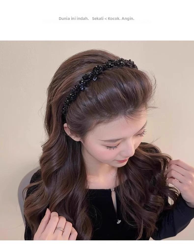 Headbands Bando Rambut Hitam Stylish dengan Manik & Paku | Aksesoris Rambut Wanita Terlaris Bando rambut hitam stylish yang menjadi terlaris! Dihiasi manik berkilau dan paku aksen, cocok untuk dipakai sehari-hari atau acara spesial.