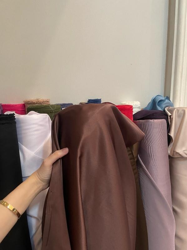 Bahan kain Satin velvet premium silk Warna Coklat Mahogany Brown harga 0,5m