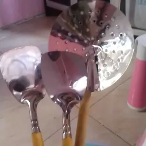 Set 2 spatula 1 serok paket menggoreng  dengan gagang kuning dan desain perforasi untuk memasak lebih efisien