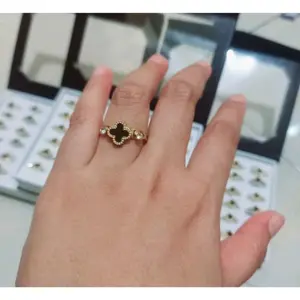 COD Cincin Clover Mahkota Bunga Hitam Titanium Mata Berlian Kanan Kiri CE127/4