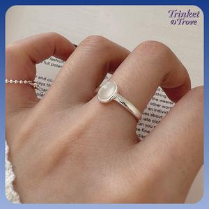 แหวนเงินแท้หินมุกธรรมชาติสีขาว รูปไข่ อ่อนโยนและสง่างาม ดีไซน์เลื่อนเปิดปิดได้ ขนาดแหวน