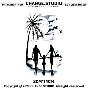 รอยสักชั่วคราว ครอบครัวของสาม สไตล์รอยสัก เหมาะสำหรับรอยสักที่หน้าอก รอยสักที่แขน และรอยสักที่ข้อเท้า ติดทนนาน 15 วัน กันน้ำและทนต่อการสะท้อนแสง สติ๊กเกอร์รอยสัก