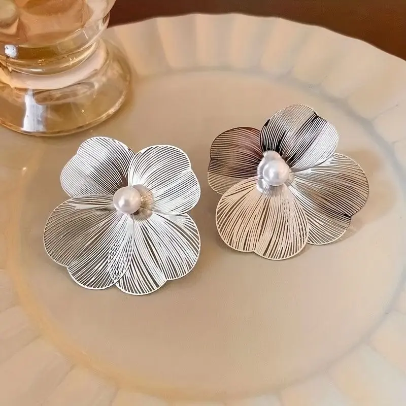 Mamoma.things - Anting Tusuk Bunga Kelopak Emas dan Silver Pearl [Loren]
