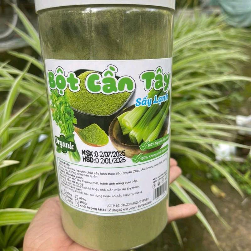  bột cần tây sấy lạnh 500gr   nguyên vị nên sẽ có vị chát- nguyên sơ nên dùng lọc bỏ sơ ạ- vị nồng của cần tây ạ   chú ý pha loãng lọc bỏ sơ hãy dùng nhé. pha đậm quá uống không được vì mùi rất nồng   