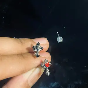 Anting Magnet Crossheart MagneStuds 3D Tanpa Tindik Warna Black & Antique Silver Material Logam Anti-karat & Anti-alergi Diameter Stud 10.33 mm Nyaman Dipakai Harian