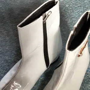 Sepatu boot anak perempuan Fashion variasi gantungan C Ukuran  26-35 boot  anak  perempuan  import