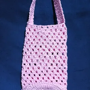 Tas Crochet Merah Muda dengan Desain Thumbler untuk Penggunaan Harian dan Stilistik