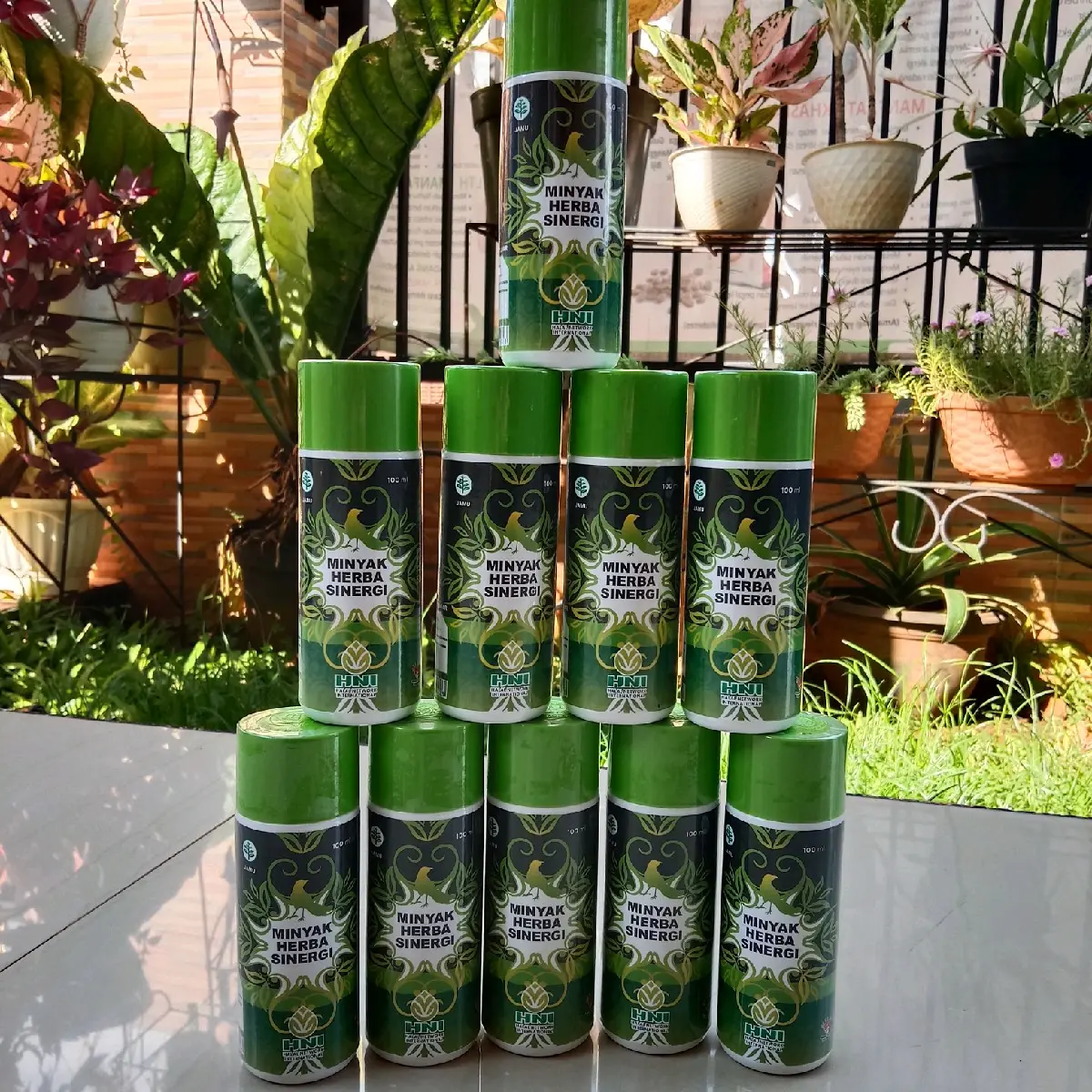 MINYAK HERBA SINERGI  ** KEGUNAAN **  Secara tradisional digunakan sebagai minyak gosok dan minyak urut untuk membantu meredakan pegal linu dan nyeri sendi, serta luka memar...