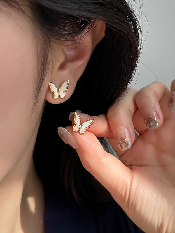 GS Aksesoris Anting Elegant White Pearl Butterfly Earrings with Gold Accents Anting Mutiara Putih Chic dengan Aksen Emas Kupu-Kupu Korean LookAA0015 2
