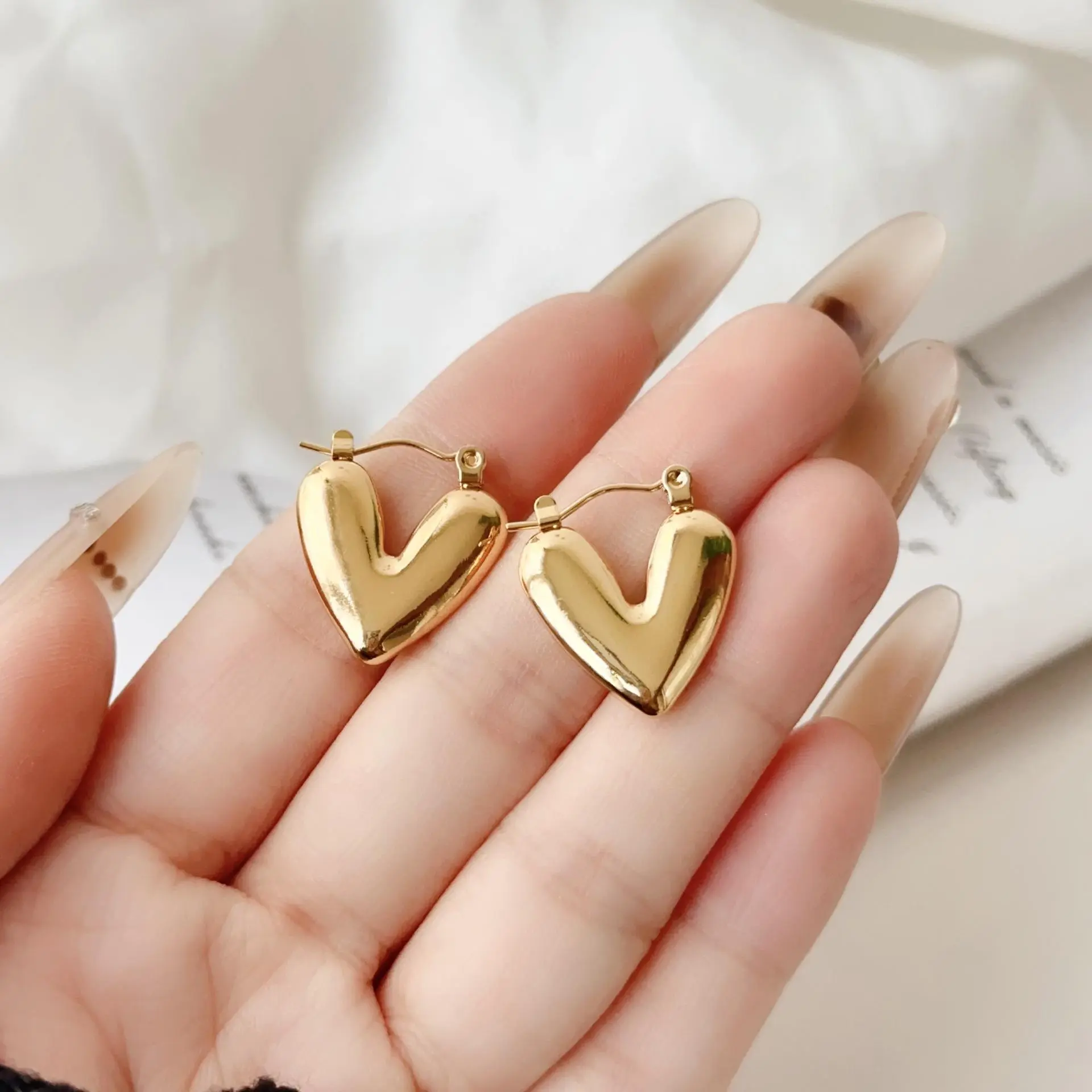 Summer heart-shaped , simple high-end retro personality jewelry, women's daily clothing accessories, beach party dance accessories, exquisite souvenir birthday Present love  charms flat  back