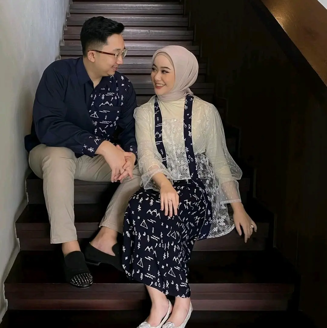 Debatik - Setelan kebaya batik couple brukat aplikasi katun jumputan kemeja pria lengan panjang batik elegan outfit kondangan lamaran bawahan batik lilit Baju Pesta Pasangan Mewah Atasan Motif Brokat