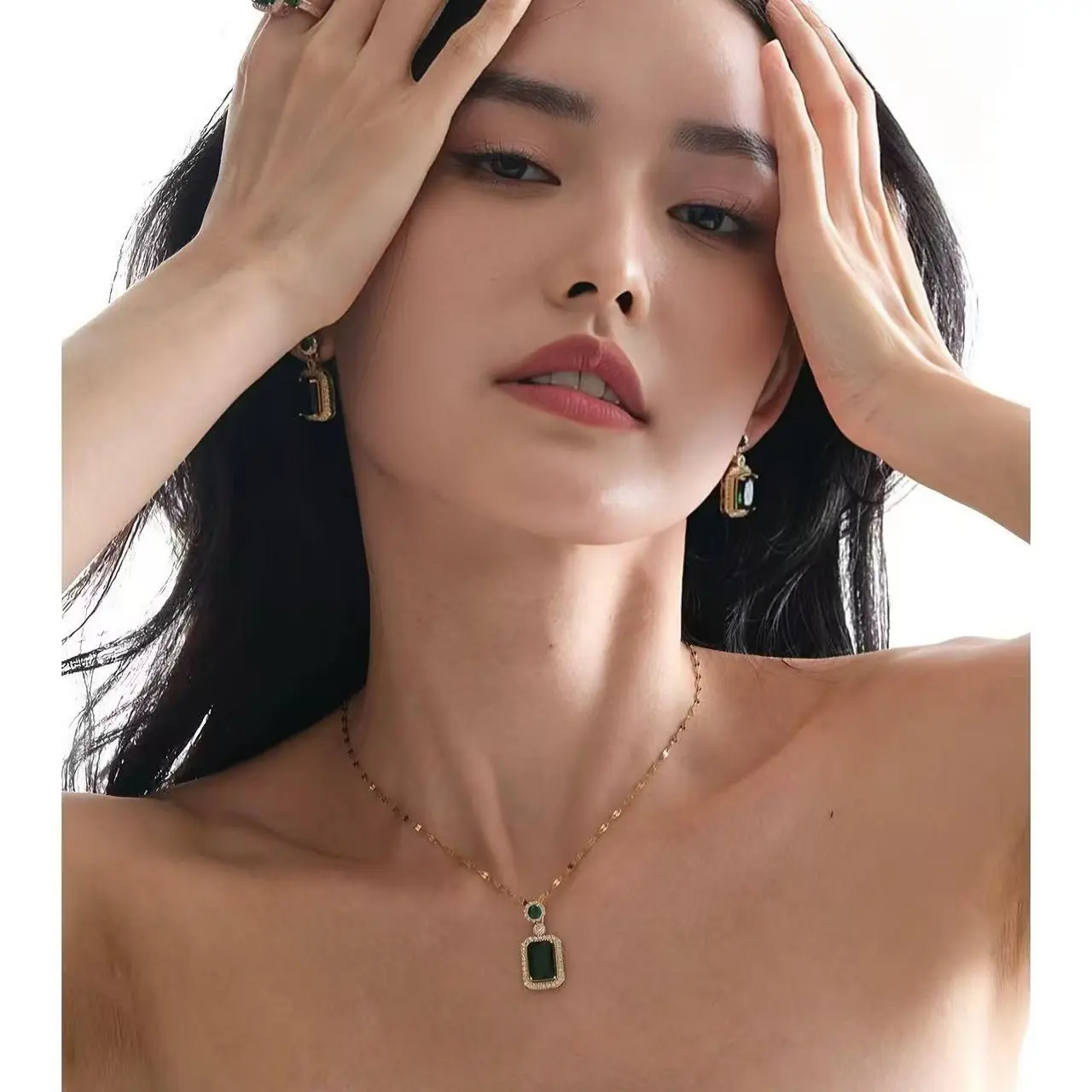 Galaksi-Kalung berlian dengan batu zamrud emas ala Korea (baru saja dipajang)