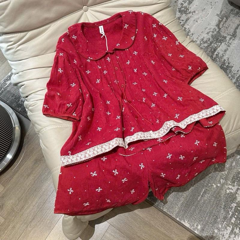 Bộ ngủ đùi bánh bèo cổ tròn kèm dây buộc họa tiết nơ nhỏ dễ thương hàng QCCC - M2709