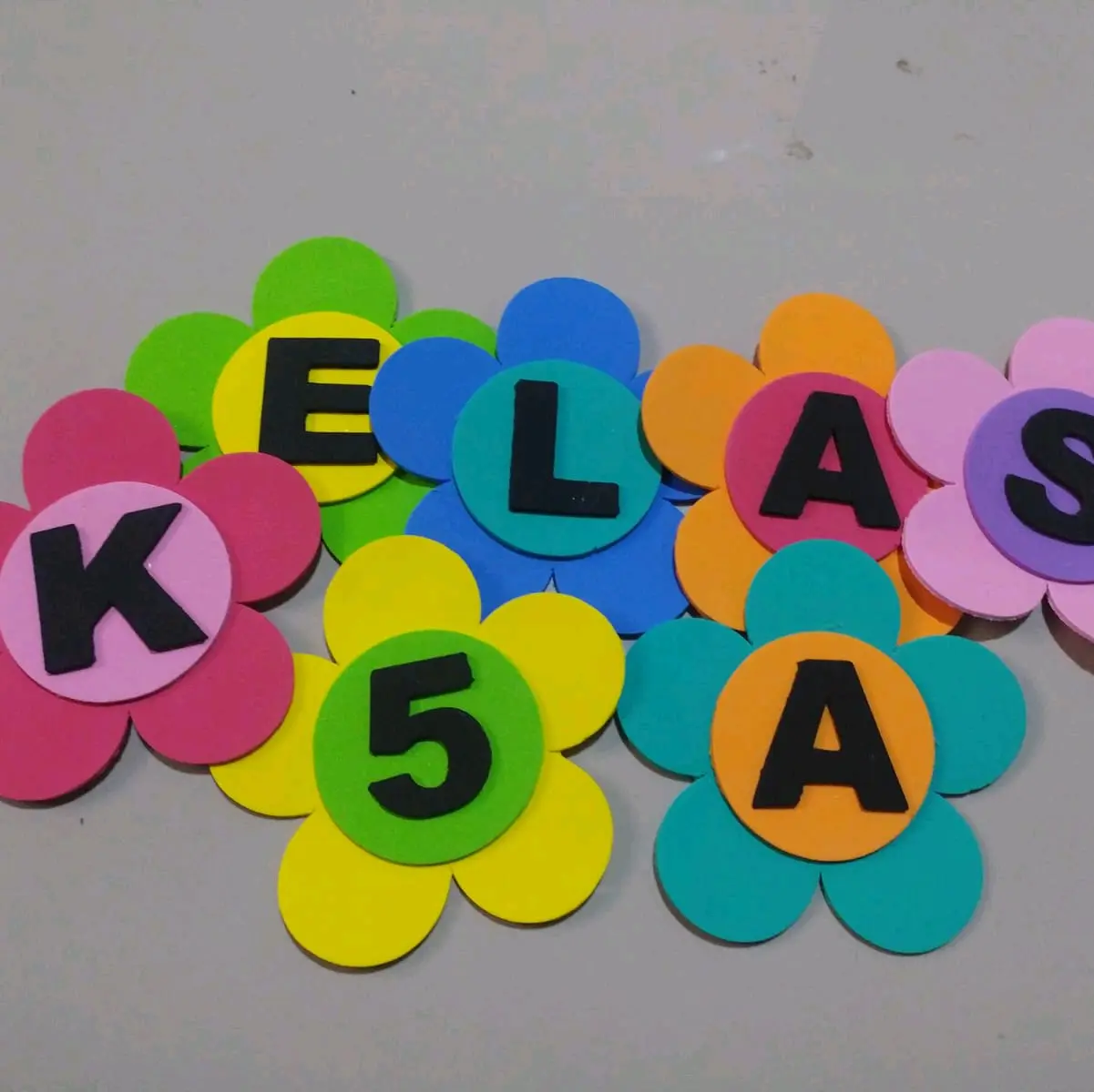 [1 PCS 1 Huruf] Hiasan Dinding Kelas PAUD, TK, SD Bentuk Bunga Huruf