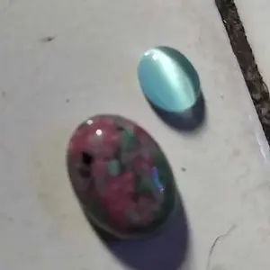 Lostune Batu Ruby Tadulako Asli Natural Batu dengan Warna Merah dan Hijau yang Menarik