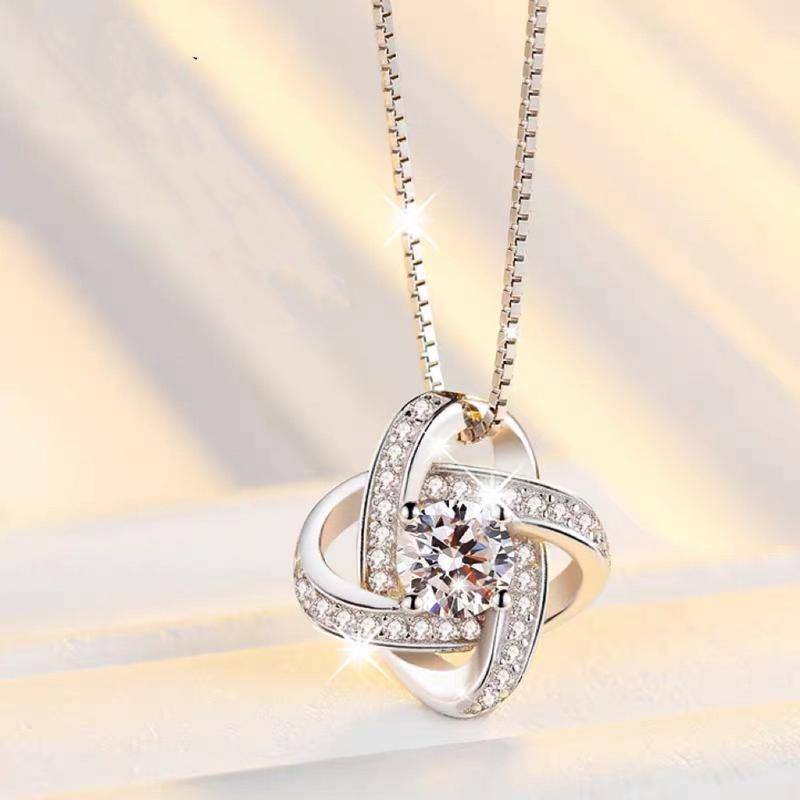 Dây chuyền CỎ 4 LÁ Đính Dá sang trọng với thiết kế mới nổi bật cho phái đẹp