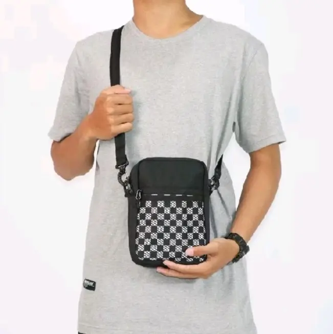 Tas selempang casual pria motif black white Slingbag