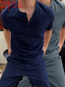 Camiseta casual ajustada de hombre de malla de algodón seda helada, manga corta y cuello tipo Henley, color liso con diseño de tres botones, ropa de primavera y otoño