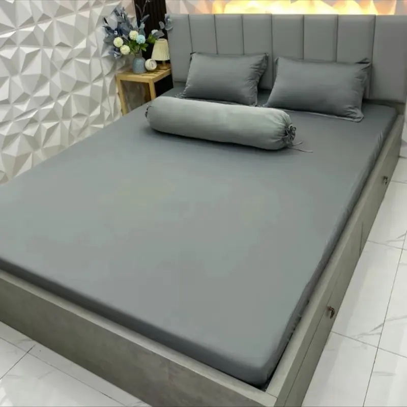 Bộ ga thun lạnh 4 món xám chì và xám đậm bao gồm: 1 ga bo chun, 2 vỏ gối nằm, 1 vỏ gối ôm 4