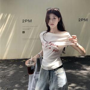 เสื้อยืดน่ารัก เสื้อยืดตัวอักษรอสมมาตรสําหรับผู้หญิง