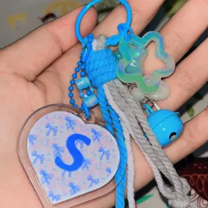 ￼Gantungan Huruf Alphabet Bag Charm Keychain Abjad Akrilik Bag Charm Keychain Mac rame