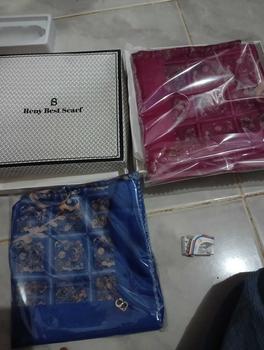 Product Review of Lc ttk 3 mirror / Autograph series semi ori button scarves with metal logo B bahan Voal sublin Nyaman dan Lembut , kemasan kotak exlusive, kerudung segiempat semua kegiatan hijab persegi from S**i J**h I**n 0