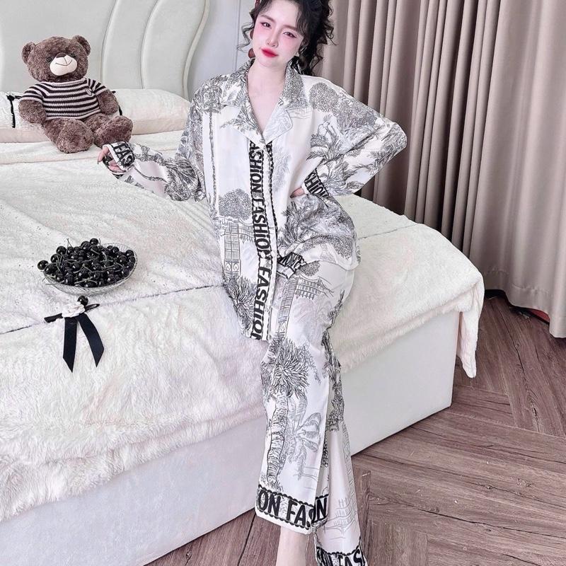 Đồ bộ pijama chất liệu lụa latin tay ngắn , tay dài , in họa tiết rừng cây phối chữ màu trắng đen , cổ vest cúc bọc vải bigsize 60 đến 90kg