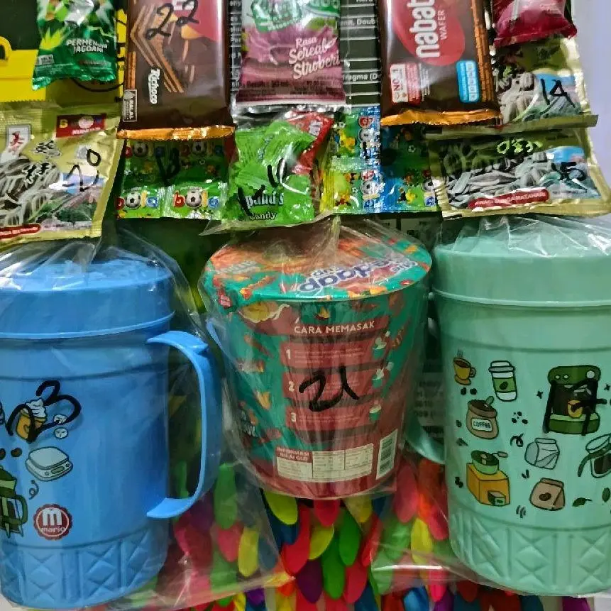 cabutan balon berhadiah isi 100pcs dengan pop mie sedap Instan