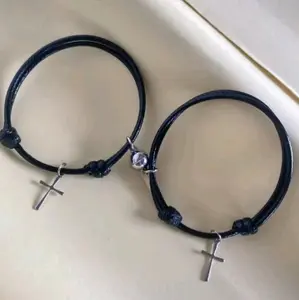 Gelang Tangan Magnet Liontin Salib Titanium Pria dan Wanita Elegan dengan Desain Minimalis dan Tahan Lama