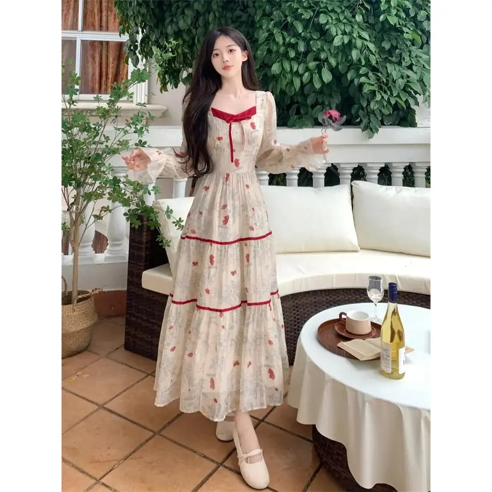 Gaun cantik bermotif dengan lengan panjang dan kerah persegi terdapat pita dibagian dada
