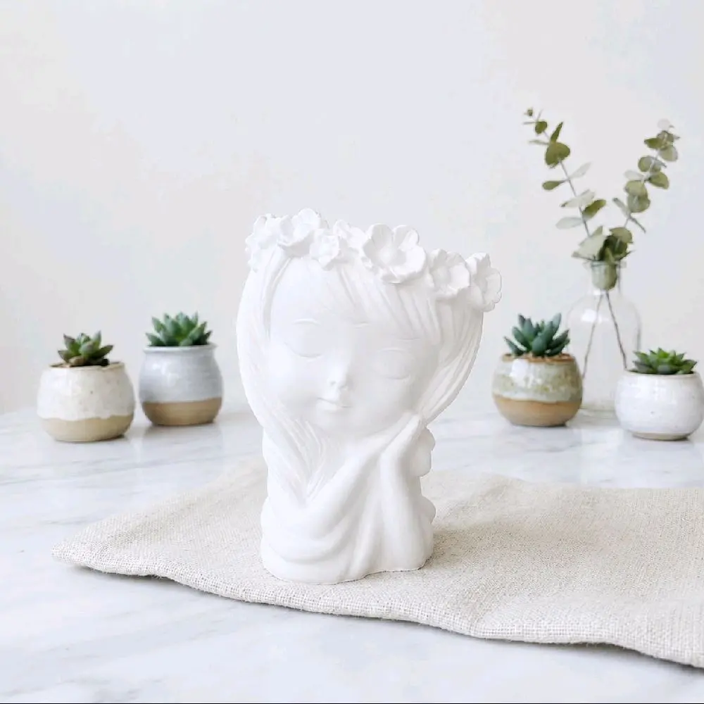 Dekorasi Rumah, Dreamy flower girl, Patung Putih dengan Bunga di Kepala untuk Dekorasi Interior