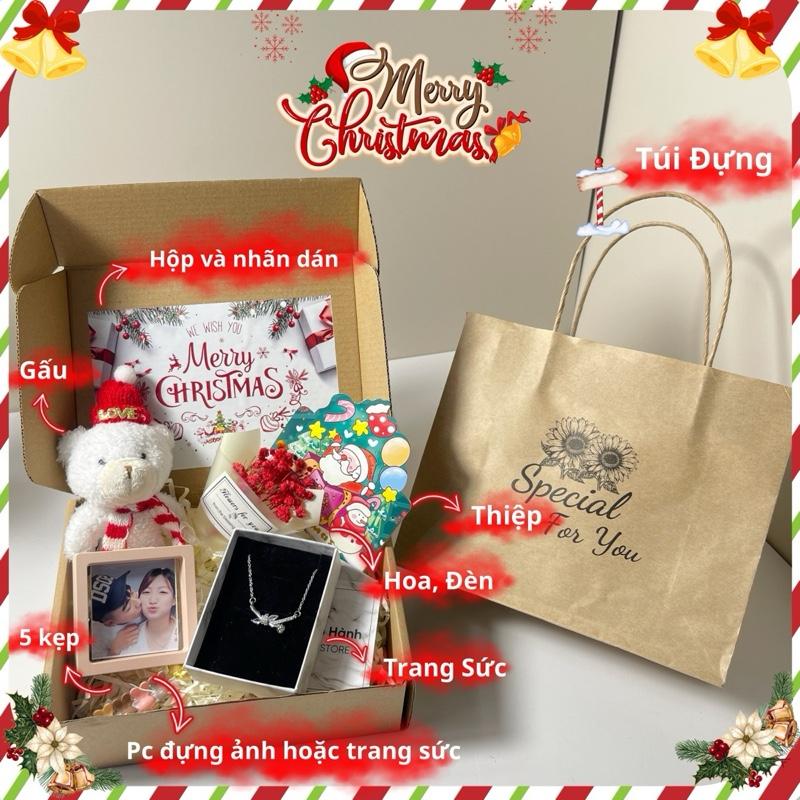   Set Quà Tặng Giáng Sinh Merry Chritmas  Sinh Nhật Tốt Nghiệp Cho Bạn Gái Bạn Thân. Hộp quà tặng dây chuyền titan Móc Khoá gấu dây kẹp tóc ,đèn led  hộp đựng trang sức  thiệp. 