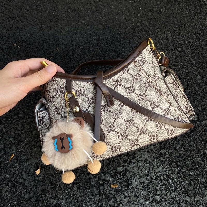 Túi xách nữ đeo chéo đeo vai chất da mềm lot nhung đỏ tặng kèm 2 dây và gấu SH23