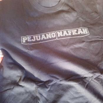 Product Review of [EBCLOTH 001] CUSTOM NAMA / KATA SABLON REFLEKTIF MENYALA HOLOGRAM RAINBOW CUSTOM KAOS KATUN COMBED HITAM Distro Pria Baju Oblong Keren Pendek Dewasa from m**m 1