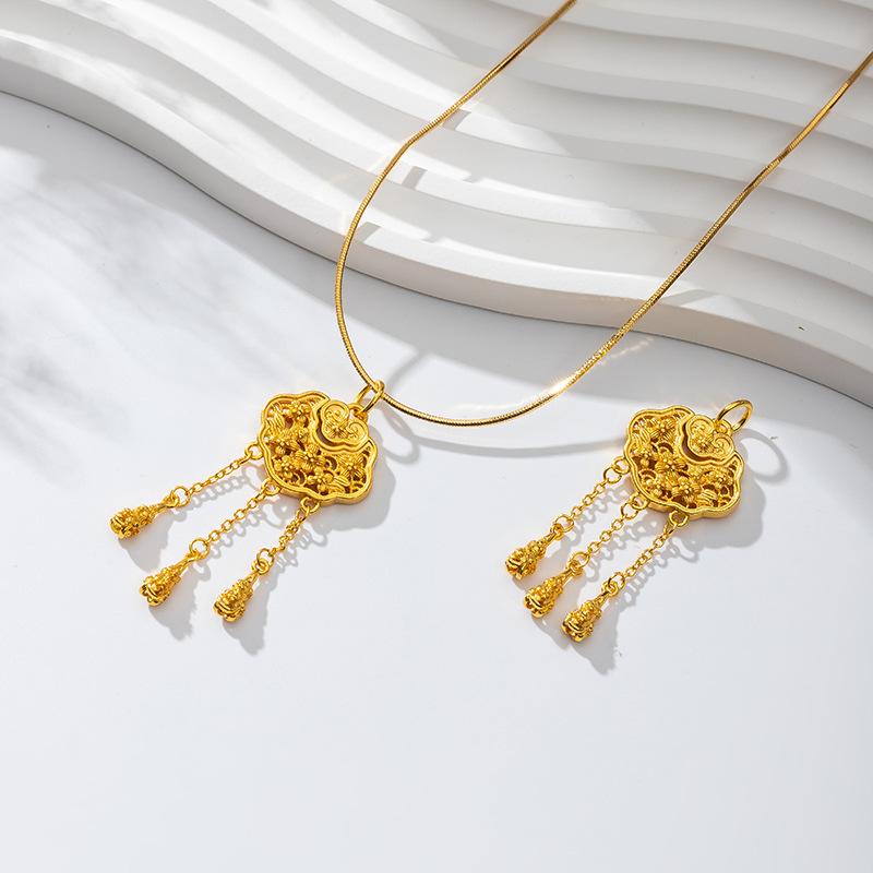 Product Introduction of Chinese style tassel gourd and peace lock necklace.Light luxury, fashionable and high-end jewelry. 3