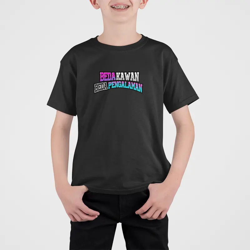 Ajoe kids kaos anak anak umur 4-10 tahun sablon depan belakang motif kata kata BEDA KAWAN BEDA PENGLAMAN 1