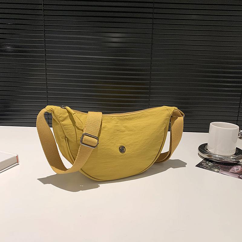 Túi Bánh Bao Nhẹ Màu Macaron Hàng Mới Về 2024 Làm Bằng Vải Nylon Túi Đeo Chéo Thường Ngày Dành Cho Nữ Dễ Phối Đồ Thiết Kế Mặt Trăng Lưỡi Liềm Cỡ Nhỏ Túi Đeo Vai