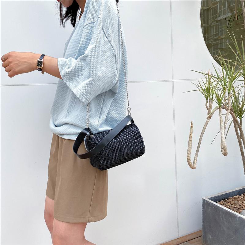 Product Introduction of Popular Makeup Bag Handheld Women's Bag Autumn/Winter New Style Bag Women's Fashion Chain Diamond Single Shoulder Crossbody Bag Women 6