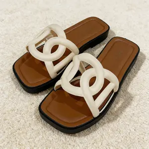 Sepatu sandal plat pipih model 2026 sole lembut pantai nyaman serba bisa dipakai outdoor anti licin desain berlubang- berlubang ventilasi kepala kotak