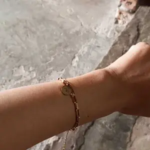 Stainless steel titanium bracelet Queen Elizabeth Korean alphabet elegant and fashionable style Gelang Gold