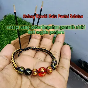 Gelang Ratu Penarik Rezeki dari Bahan Alami Batu dan Kain