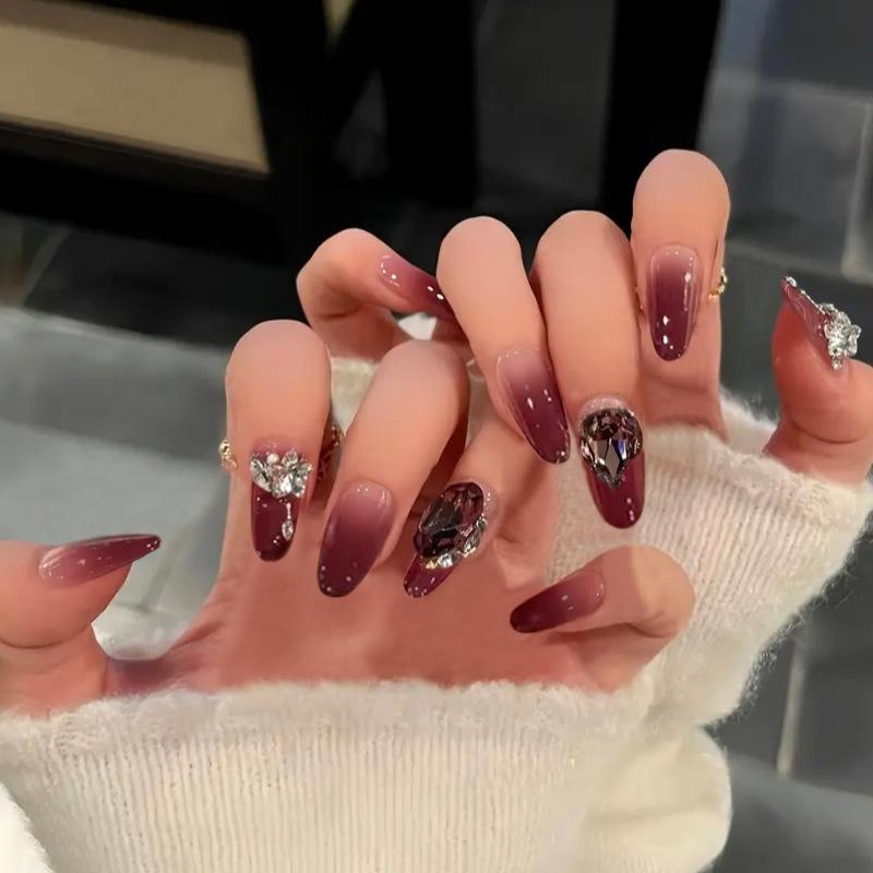 Bộ 24 nail giả mã 86 đính đá xinh xắn, sang trọng.