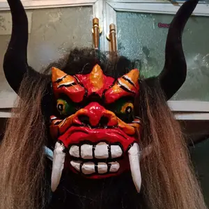Topeng Kebo Giro Anak Mainan Kesenian Jawa dengan Rambut Panjang dan Tanduk Hitam Nuansa Budaya Jawa untuk Anak-anak