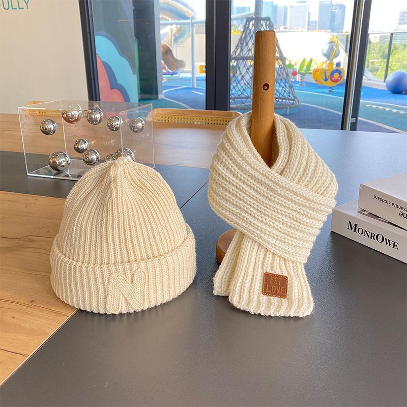 Bộ Mũ Len Và Khăn Quàng Cổ Cho Em Bé Thiết Kế Chữ Cái Dễ Thương, Len Dày, Thích Hợp Cho Bé Trai Và Bé Gái Mới Biết Đi, Mũ Dệt Kim, Ấm Áp Mùa Đông, Chống Gió, Khăn Quàng quàng cổ Trẻ Em