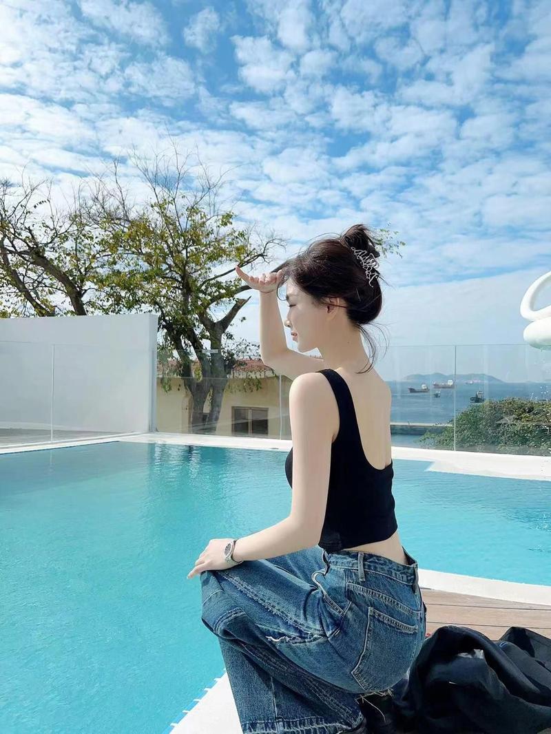 Product Introduction of Kaka women's underwear fixed coasters anti-glare commuter outwear camisole undershirt summer U-shaped back tops 6